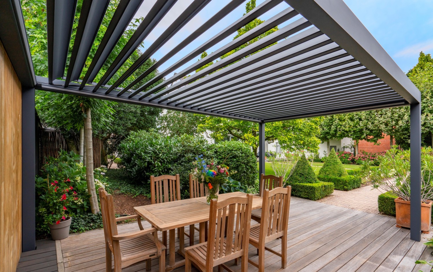 Pergola bioclimatique aux lames orientables ouvertes, terrasse ombragée