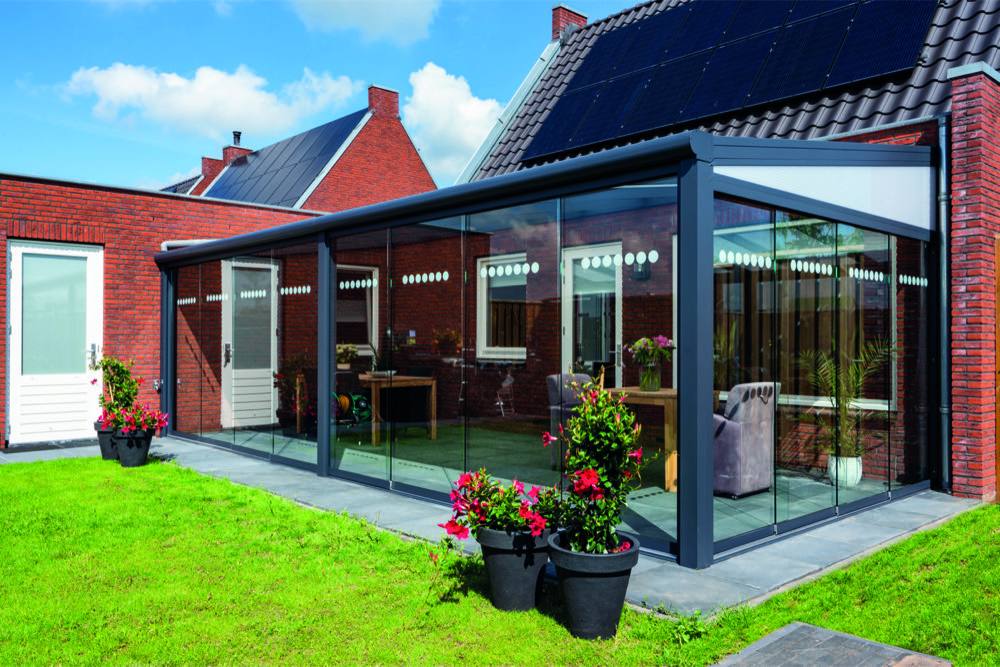 Parois vitrées coulissantes fermant une pergola en aluminium